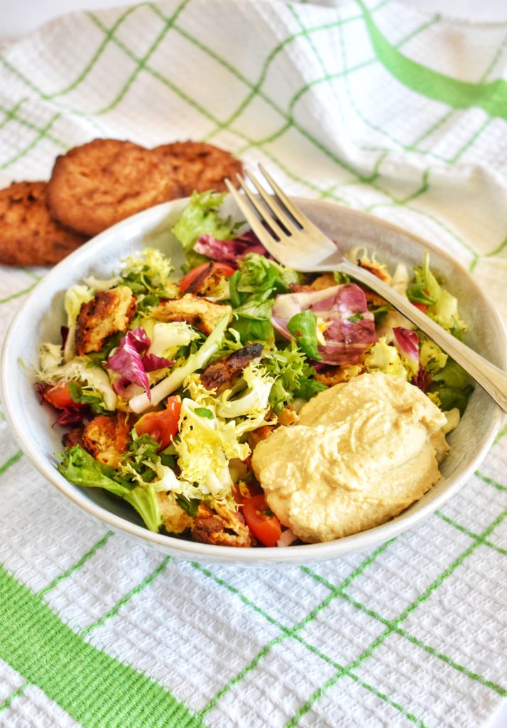 Ensalada de falafel con hummus - Naturally Natalia