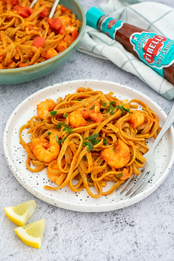 Pasta picante con langostinos y tomate - Naturally Natalia